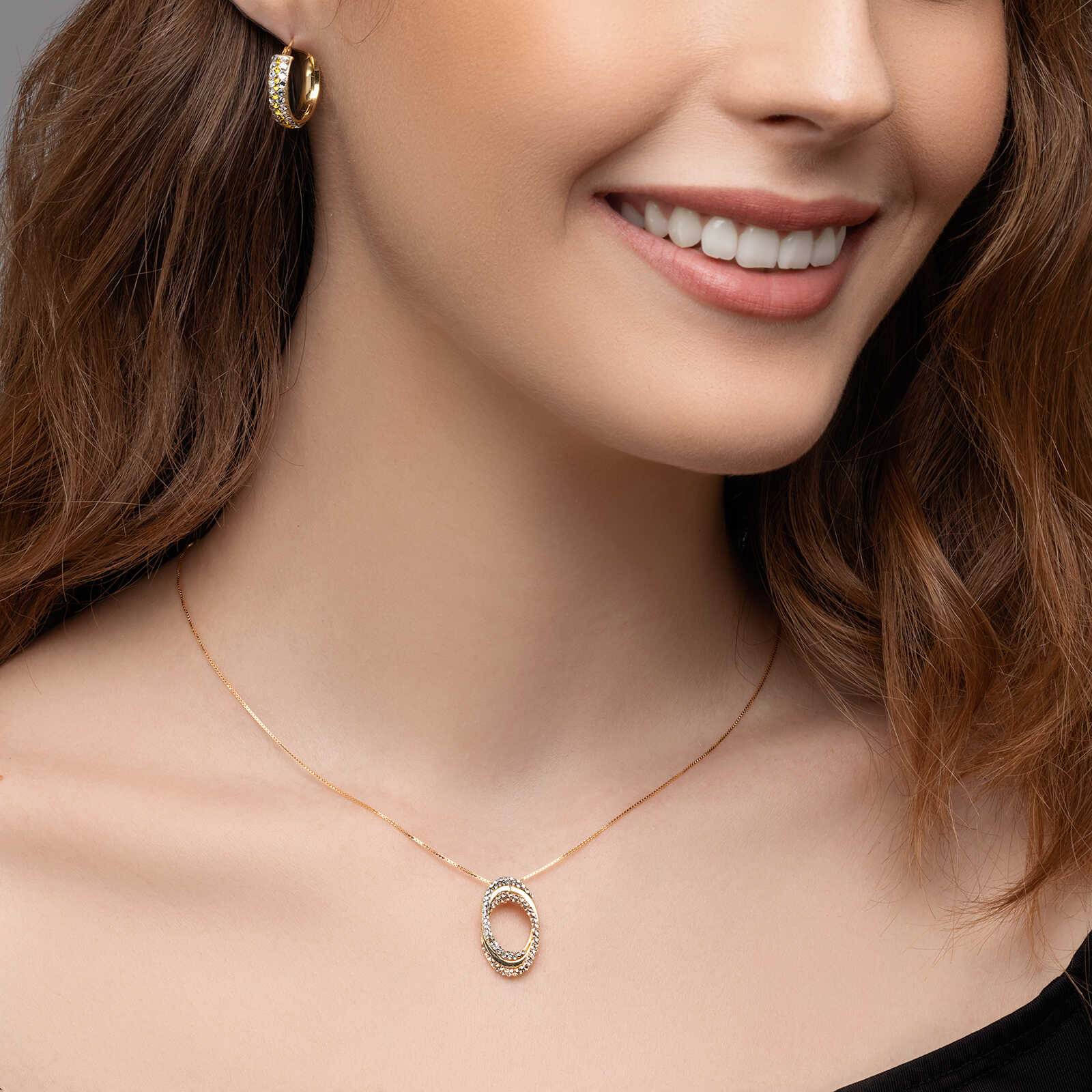 תליון זהב OVAL בשיבוץ זירקונים לבנים וחומים