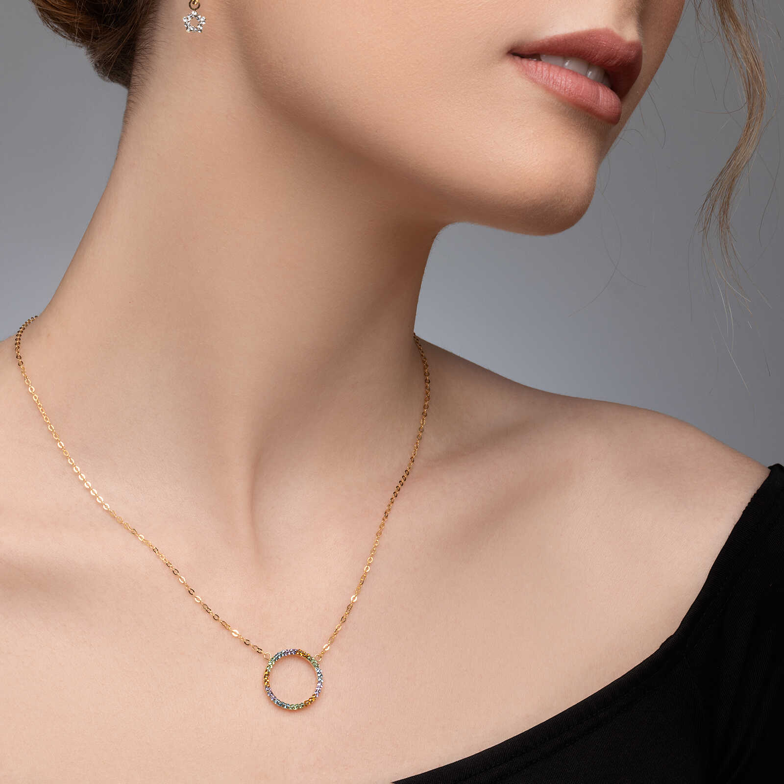 שרשרת זהב עם תליון בשיבוץ אבני חן צבעוניות