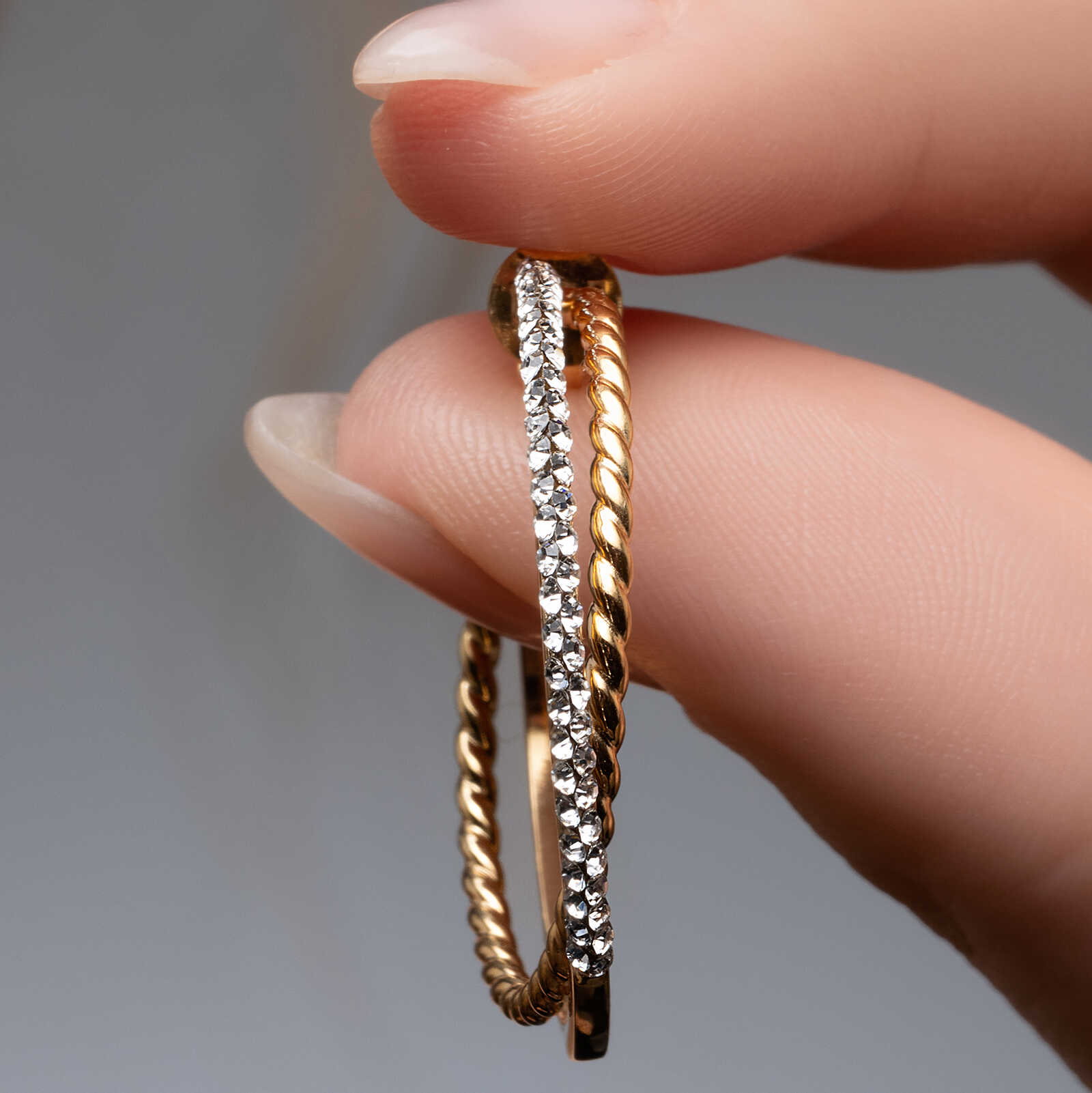 עגילי חישוק זהב משובצים אבני סברובסקי מסדרת COLOR SPARKLE