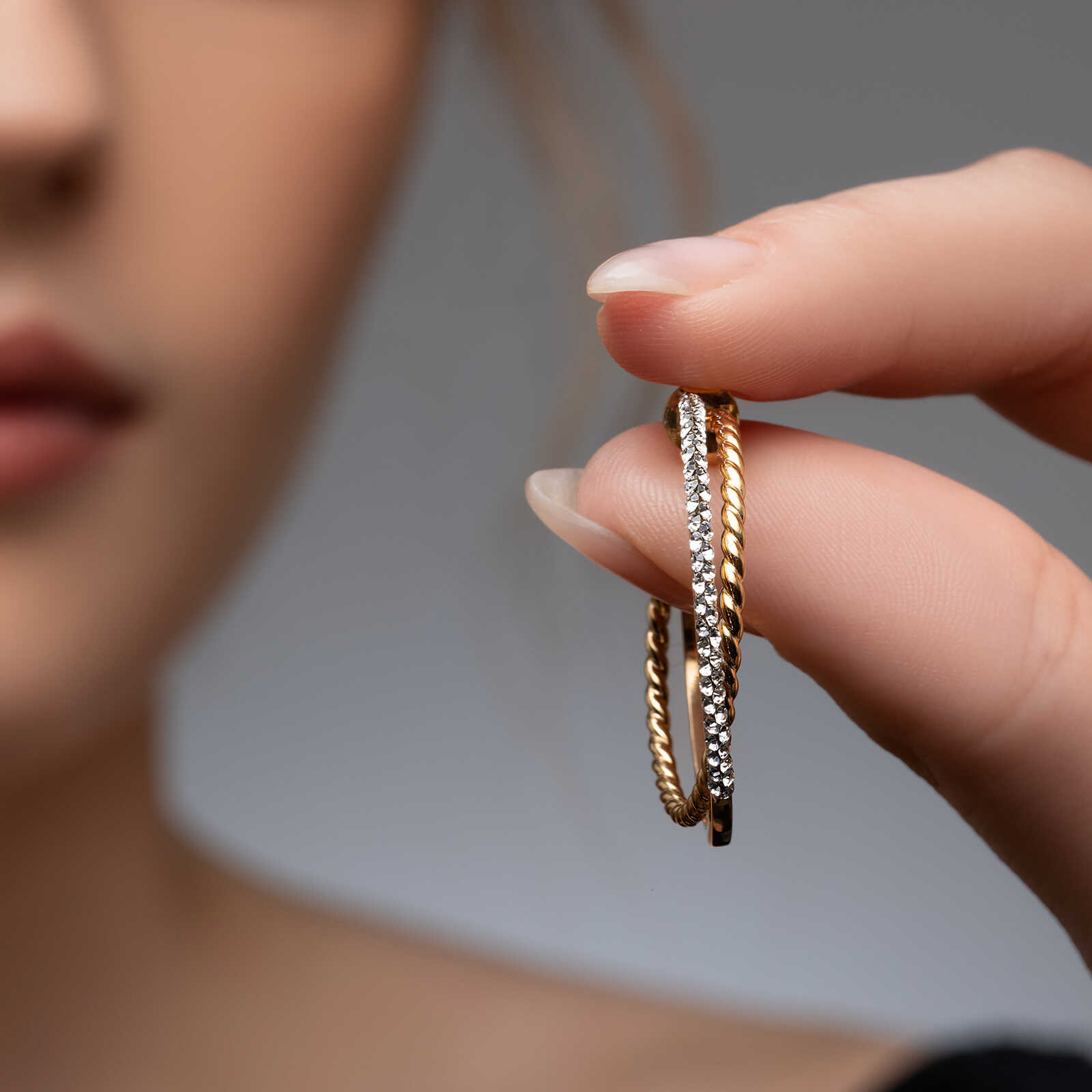 עגילי חישוק זהב משובצים אבני סברובסקי מסדרת COLOR SPARKLE