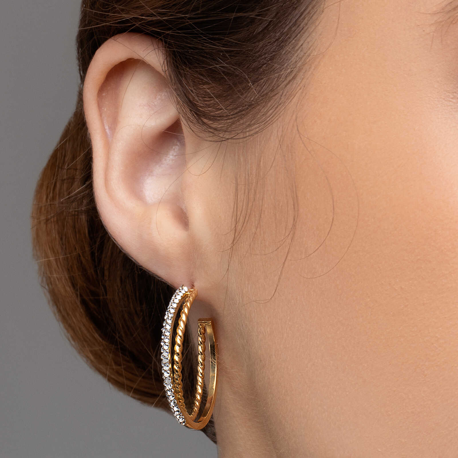 עגילי חישוק זהב משובצים אבני סברובסקי מסדרת COLOR SPARKLE