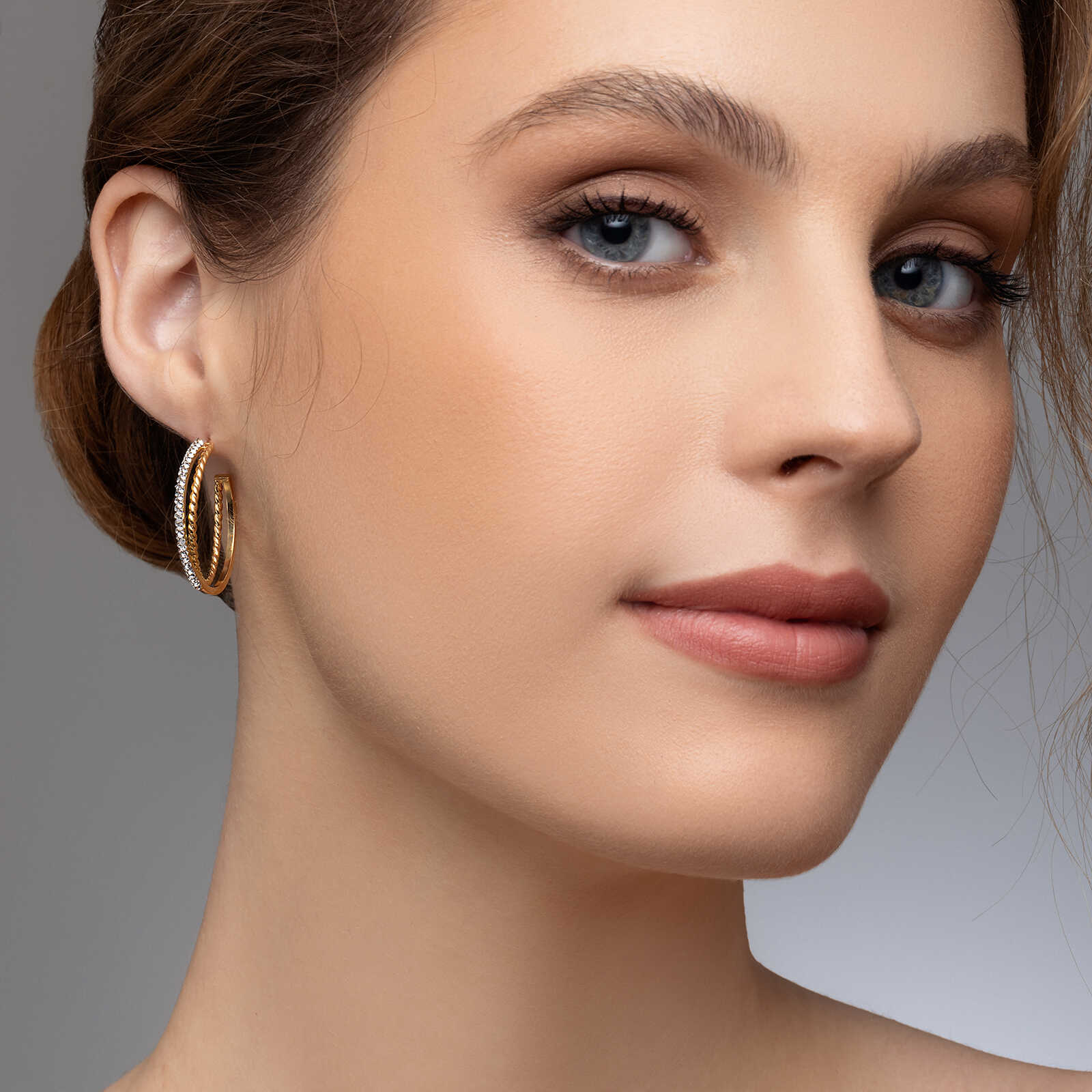 עגילי חישוק זהב משובצים אבני סברובסקי מסדרת COLOR SPARKLE