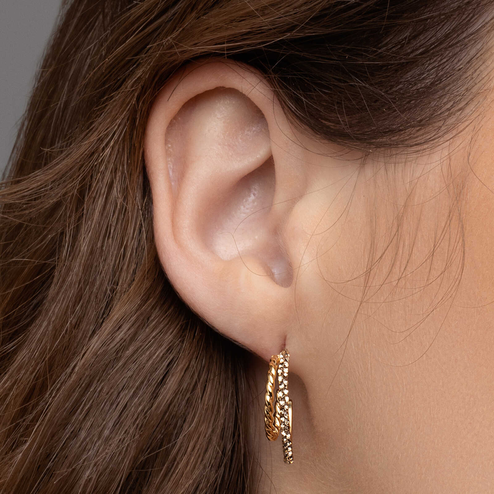 עגילי חישוק זהב משובצים אבני סברובסקי מסדרת COLOR SPARKLE