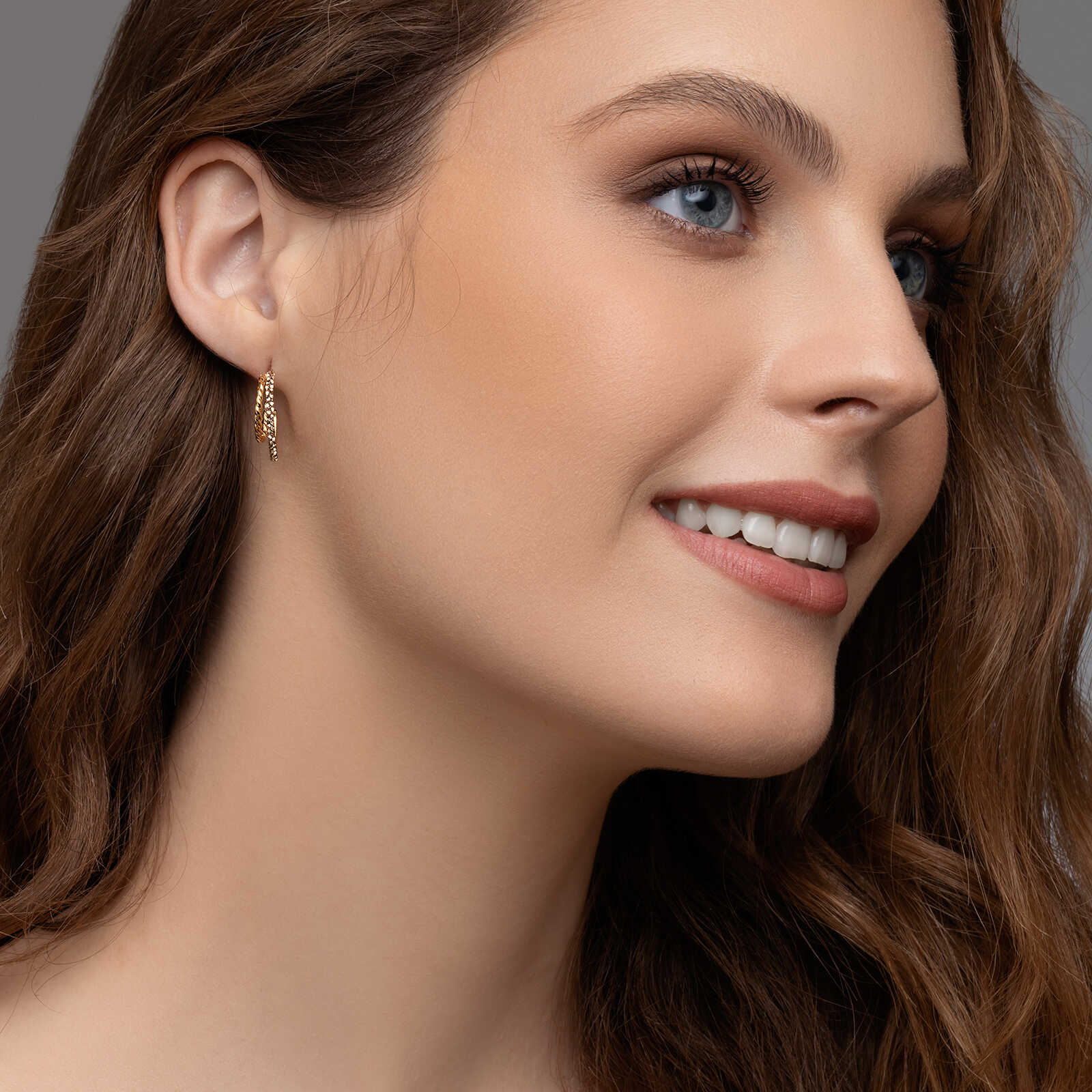 עגילי חישוק זהב משובצים אבני סברובסקי מסדרת COLOR SPARKLE