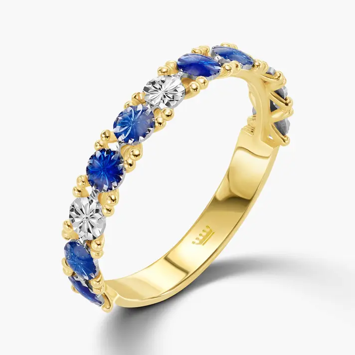 טבעת זהב בריקוע לייזר המייצר אשליה של נצנוץ אבני חן כחולות
