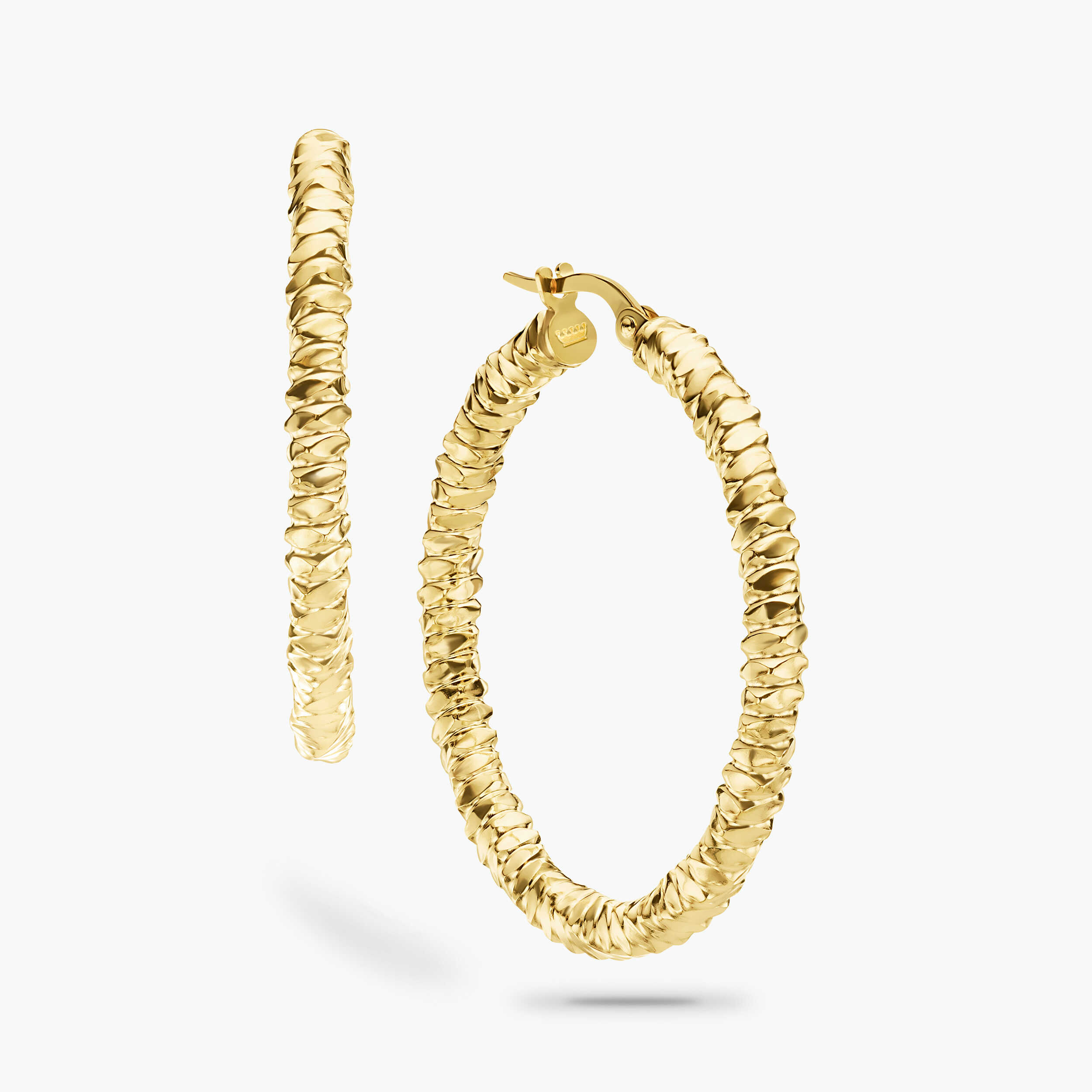 עגילי זהב חישוקים בגימור מחוספס בקוטר 3.6 ס"מ.