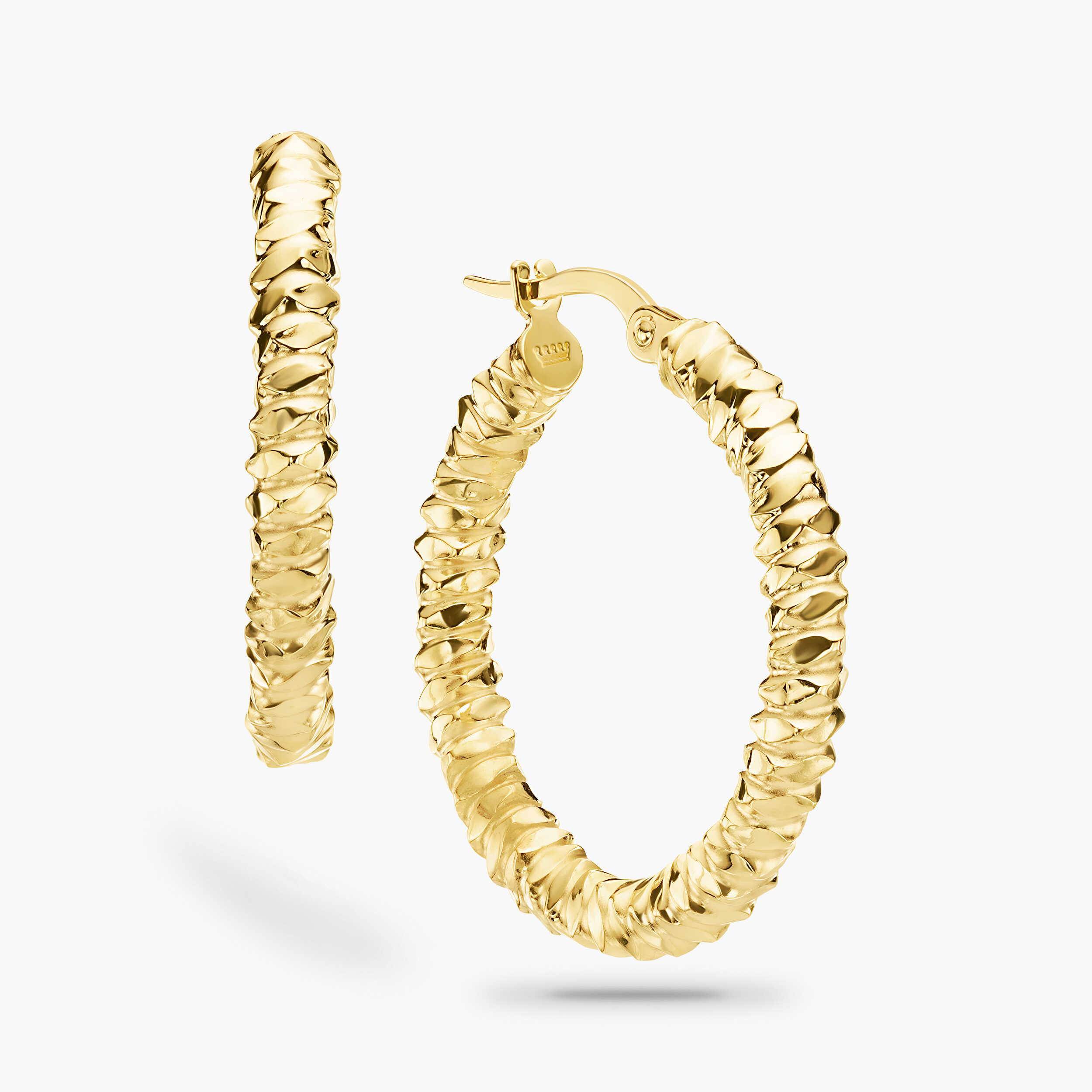 עגילי זהב חישוק בגימור מחוספס בקוטר 2.6 ס"מ