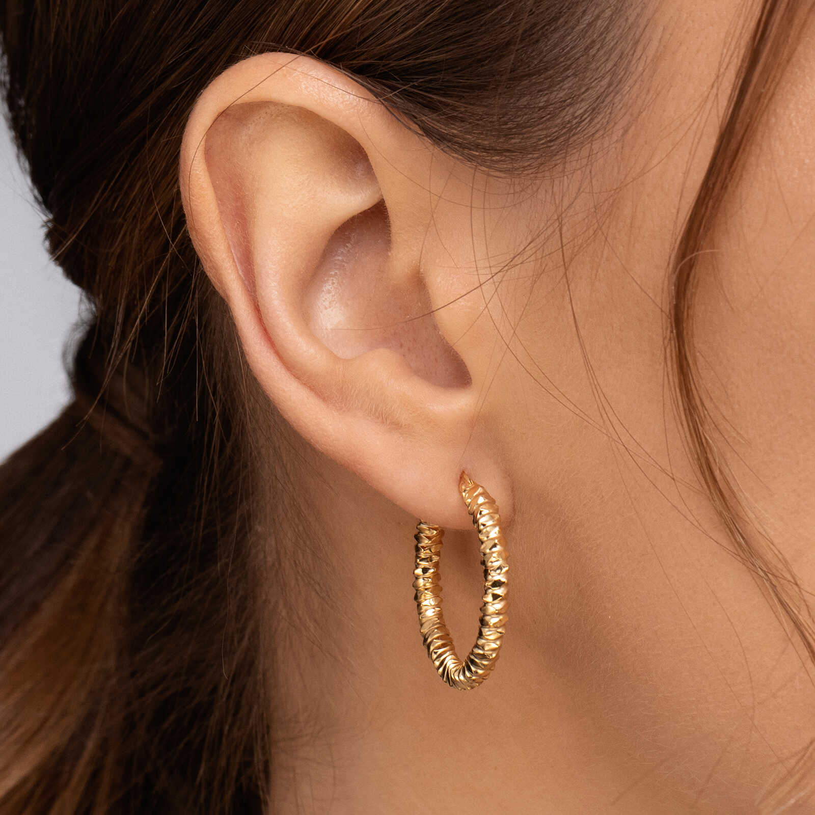 עגילי זהב חישוק בגימור מחוספס בקוטר 2.6 ס"מ