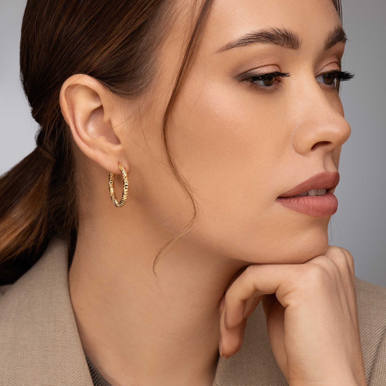 עגילי זהב חישוק בגימור מחוספס בקוטר 2.6 ס"מ