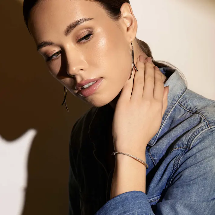 צמיד זהב קשיח משובץ יהלומים