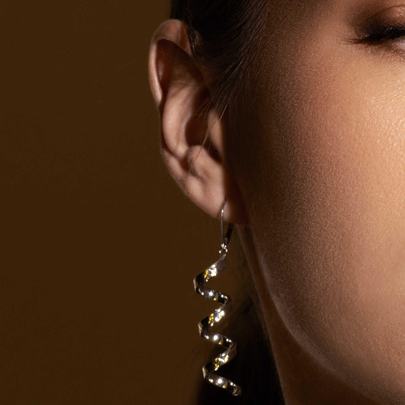 עגילי זהב לבן מסולסלים