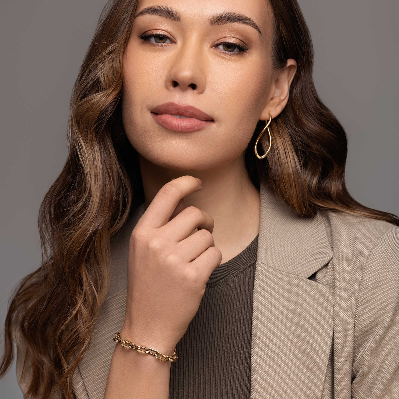 עגילי זהב מסובבים