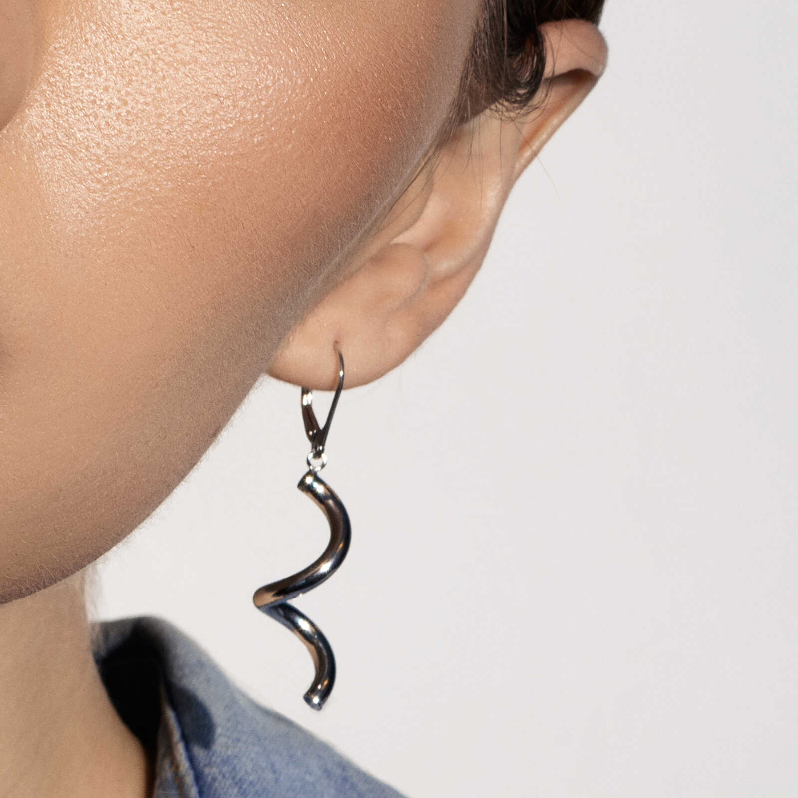 עגילי זהב בצורת ספירלה באורך 4.7 ס"מ