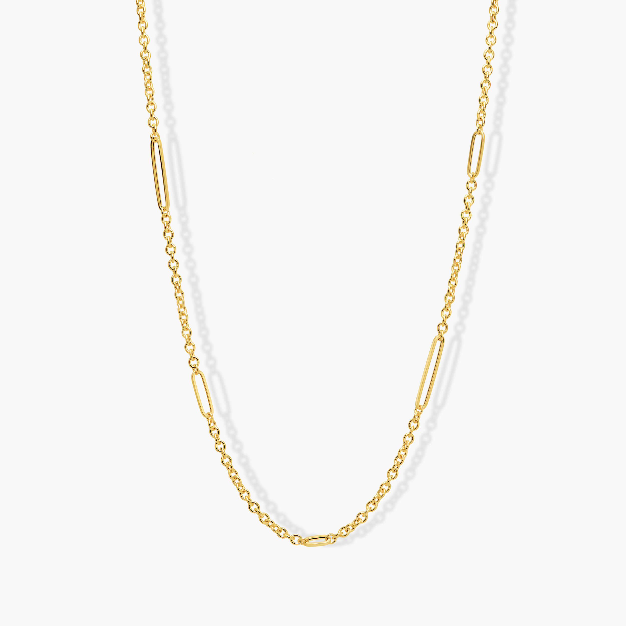 שרשרת זהב עם חוליות בגדלים שונים