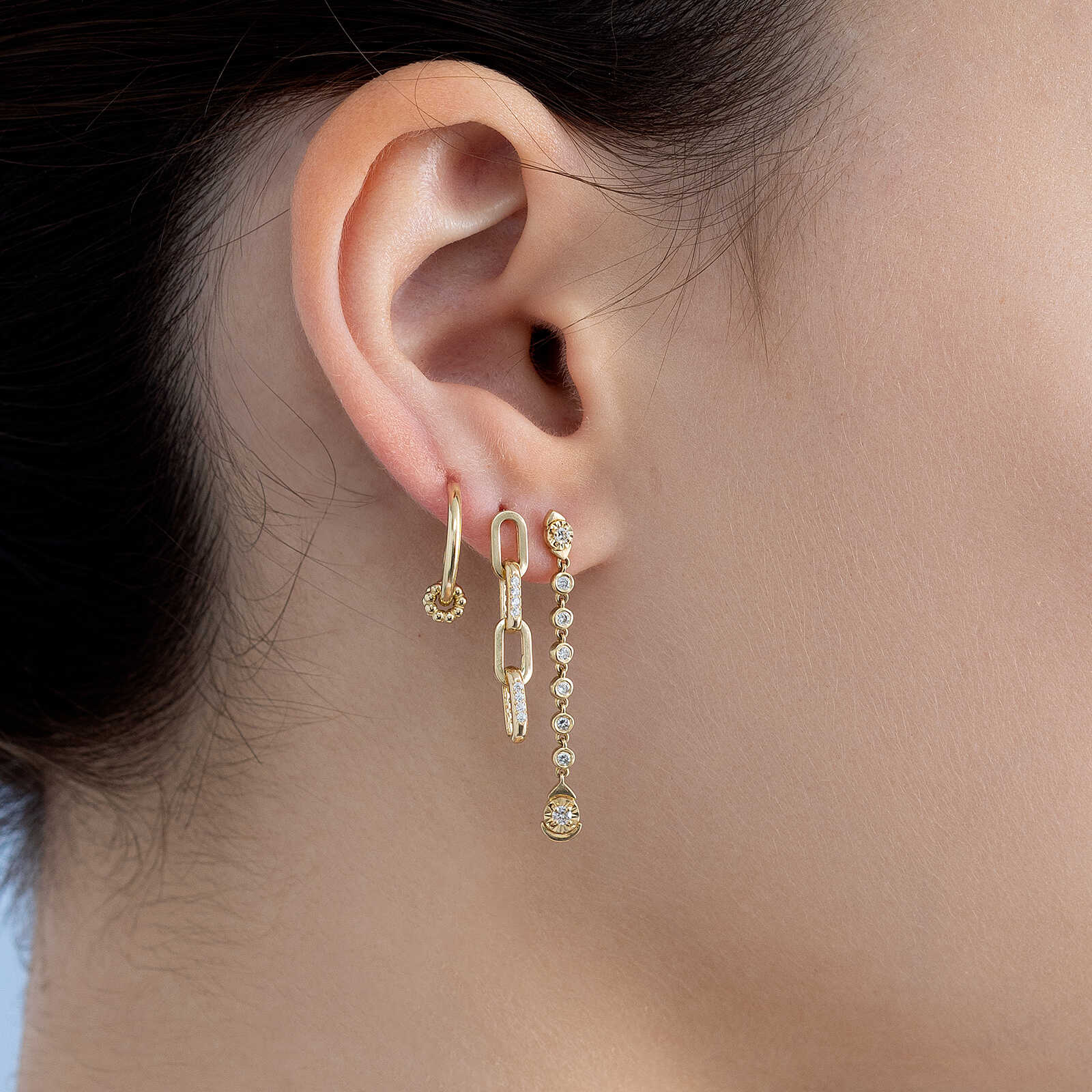 עגילי חוליות מזהב 14K בשיבוץ זרקונים נוצצים