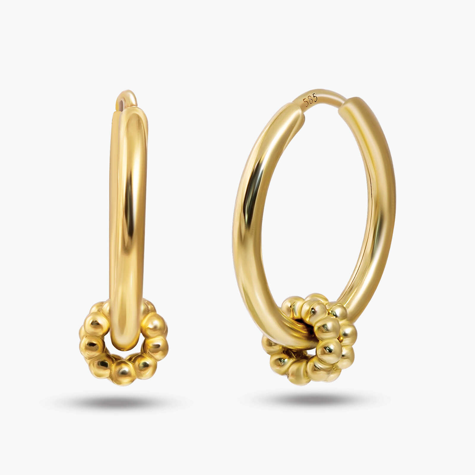 עגילי חישוק מזהב עם צ'ארם