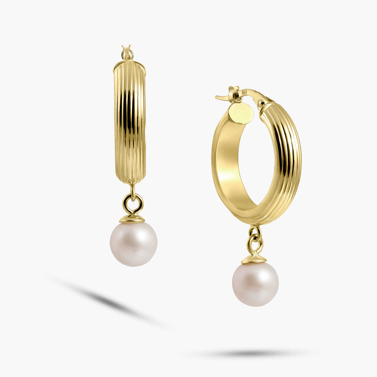 עגילי חישוק מזהב 14K בשילוב פנינה