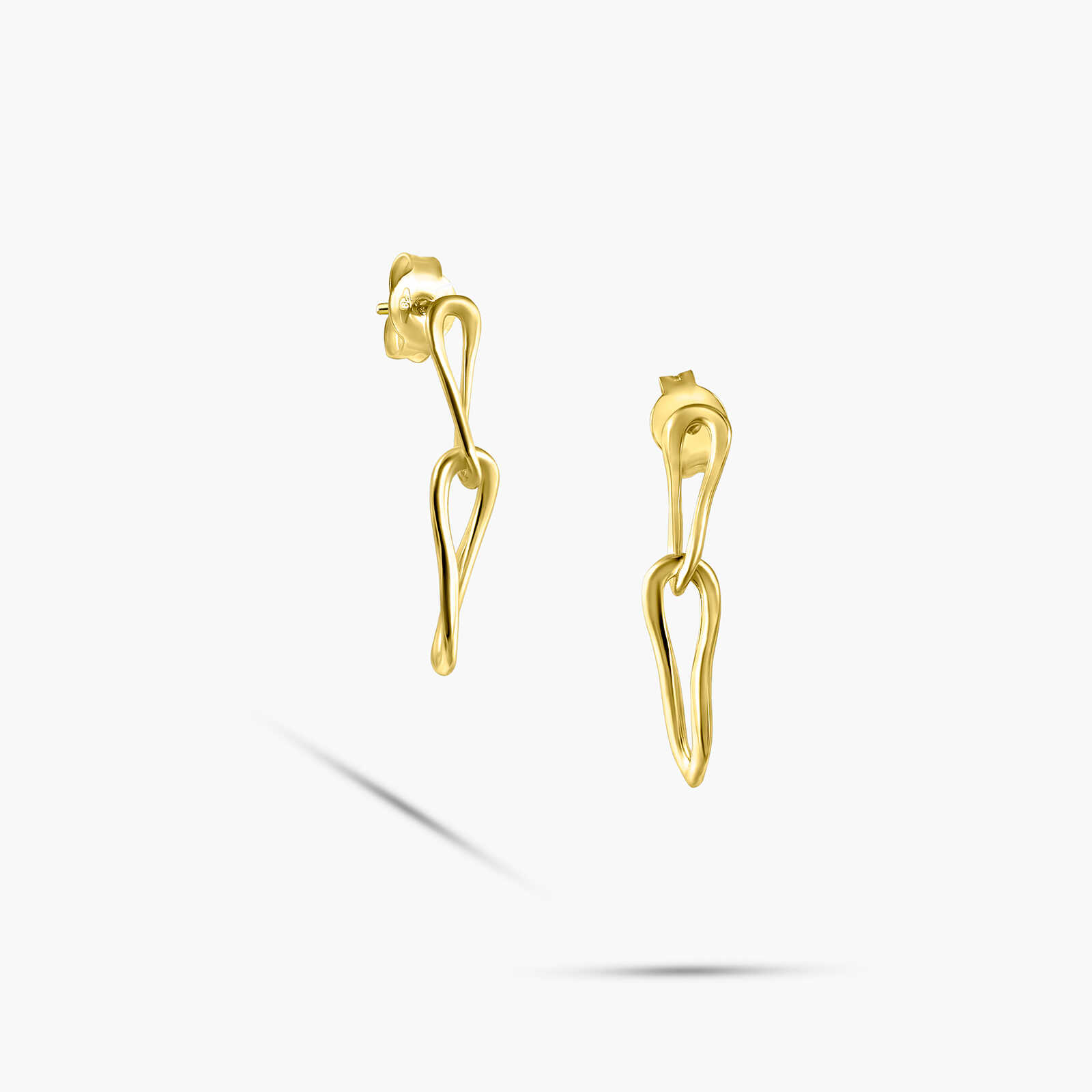 עגילי זהב מינימליסטים בתנועת זרימה