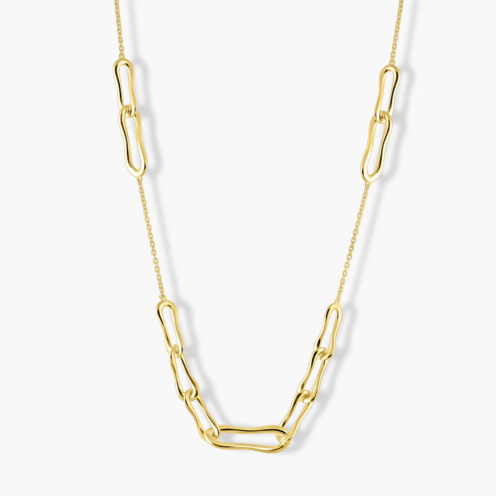 שרשרת זהב בשילוב חוליות מוארכות במראה זורם ואלגנטי