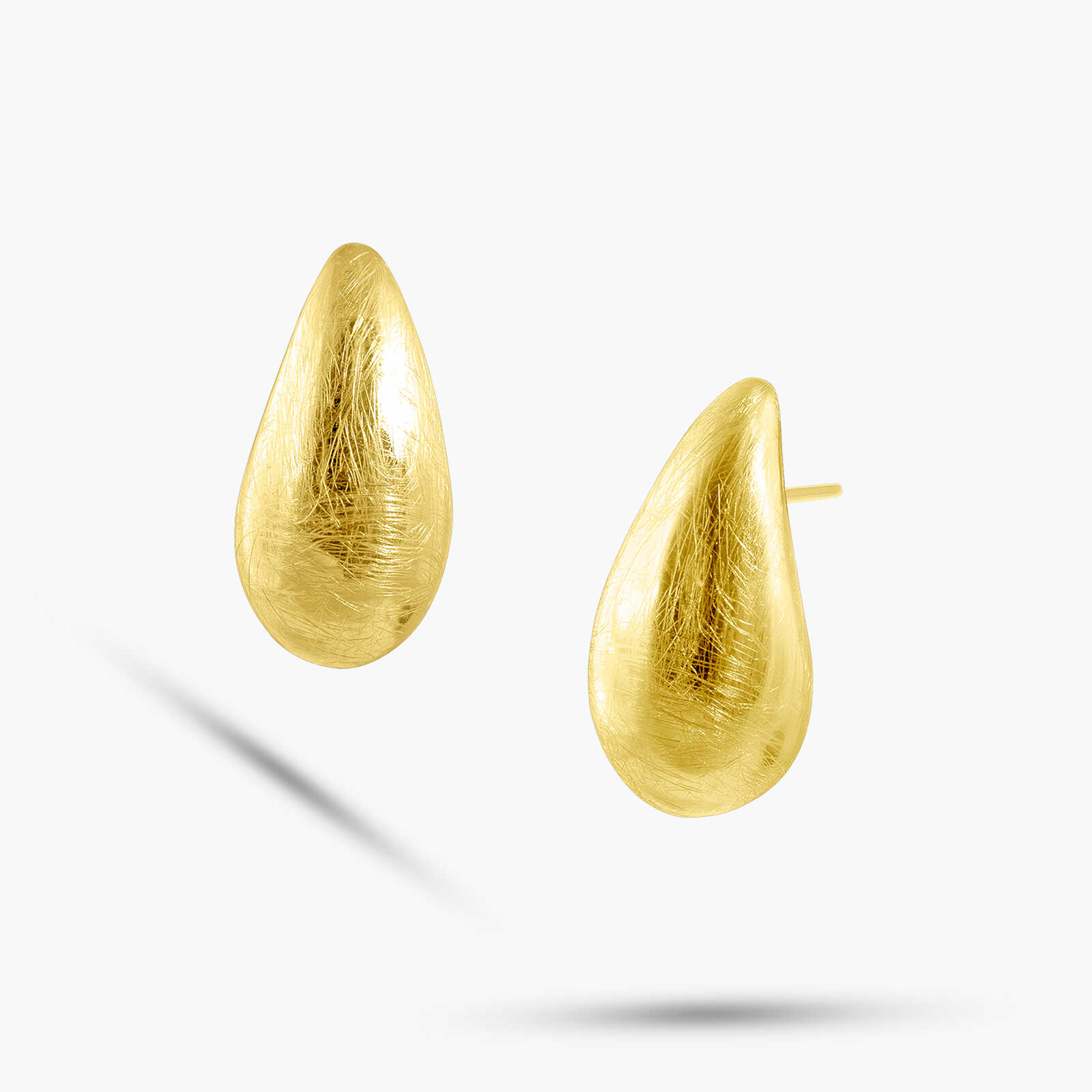 עגילי טיפה מזהב בגימור מט מוברש