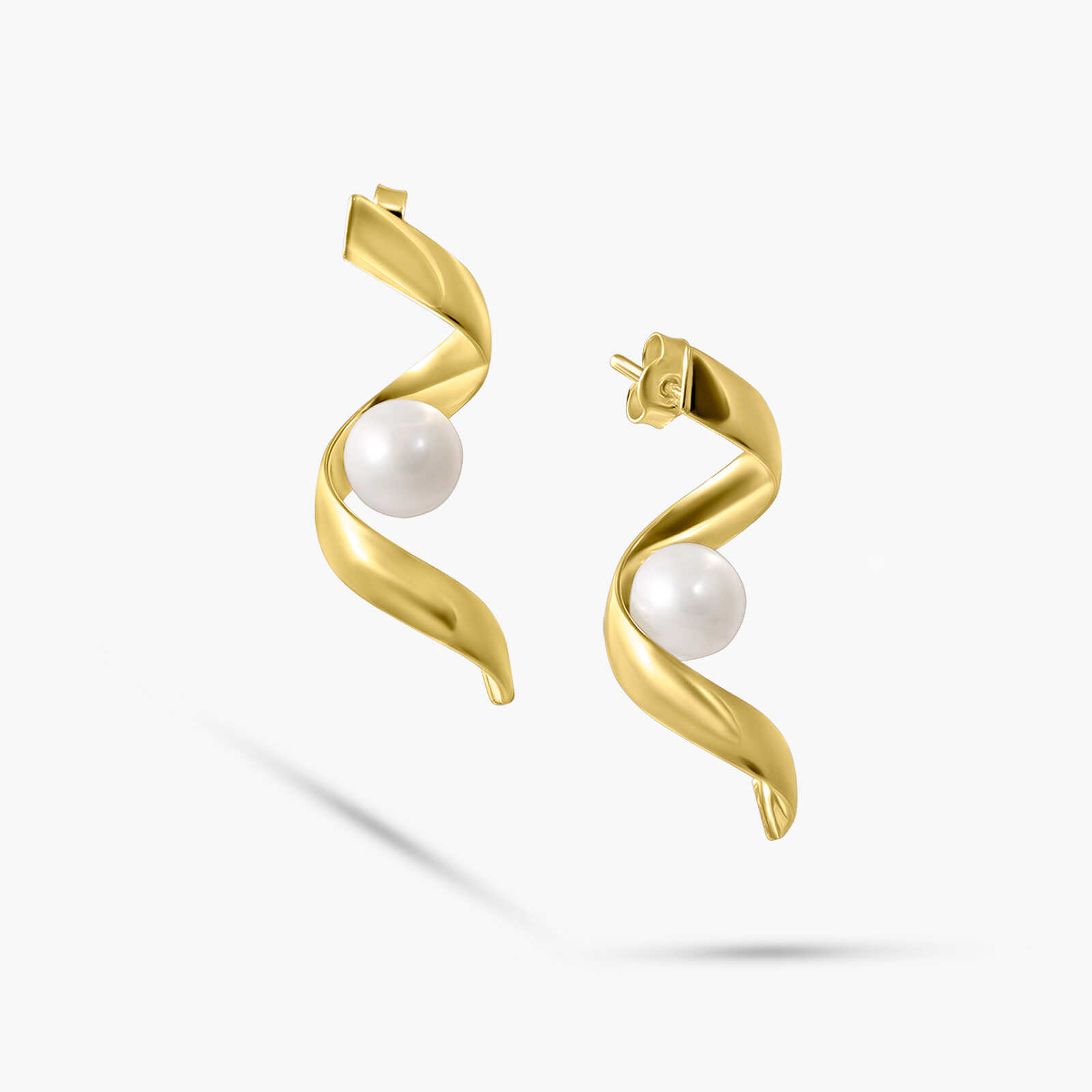 עגילי זהב צהוב 14K בעיצוב גל דינאמי עם פנינה