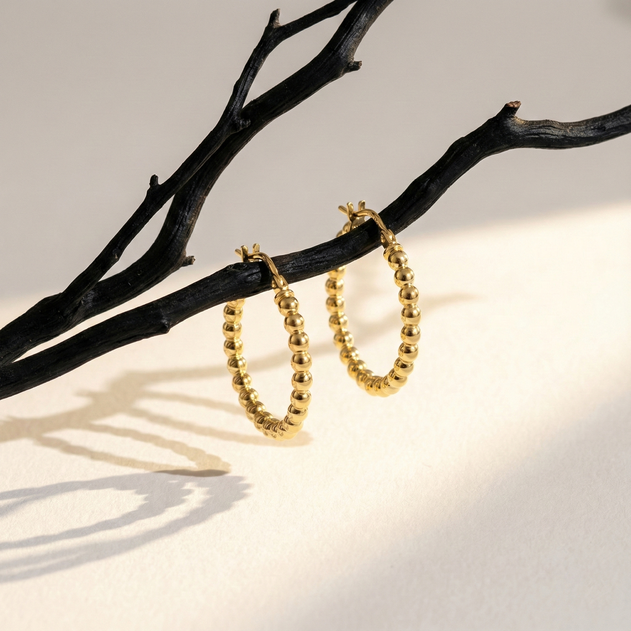 עגילי חישוק מזהב 14K במראה כדורים