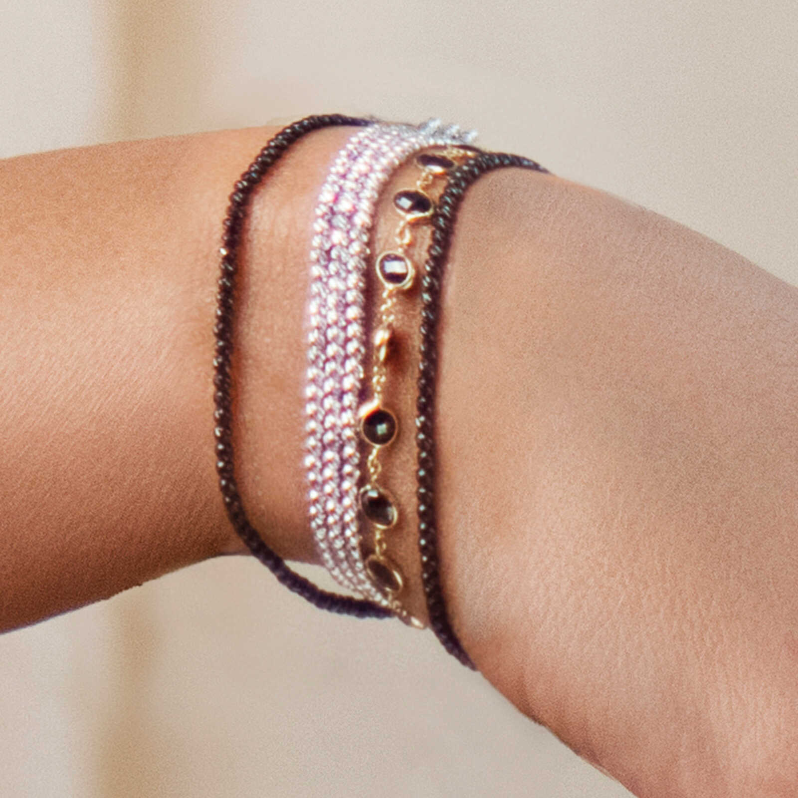 צמיד זהב שחור קשיח