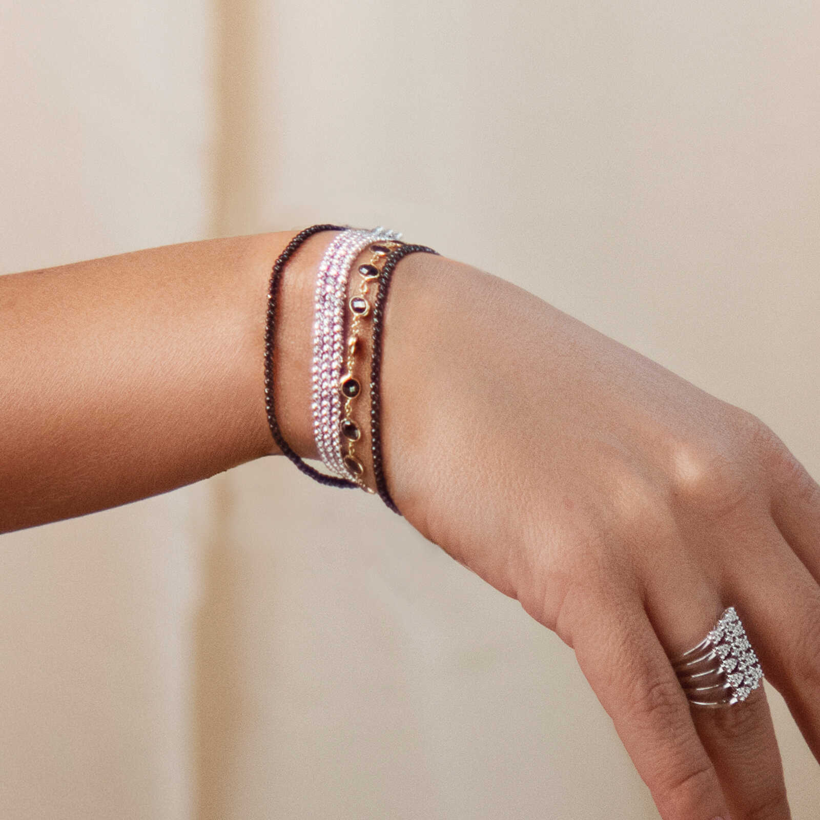 צמיד זהב שחור קשיח