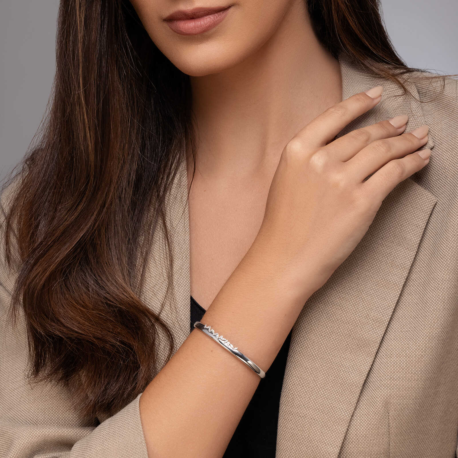 צמיד קשיח משובץ יהלומים