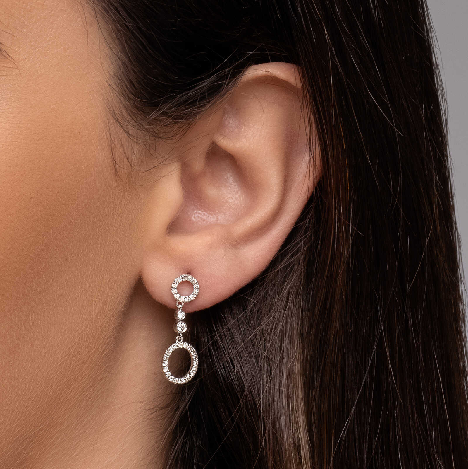 עגילי זהב עם חישוקים תלויים בשיבוץ יהלומים