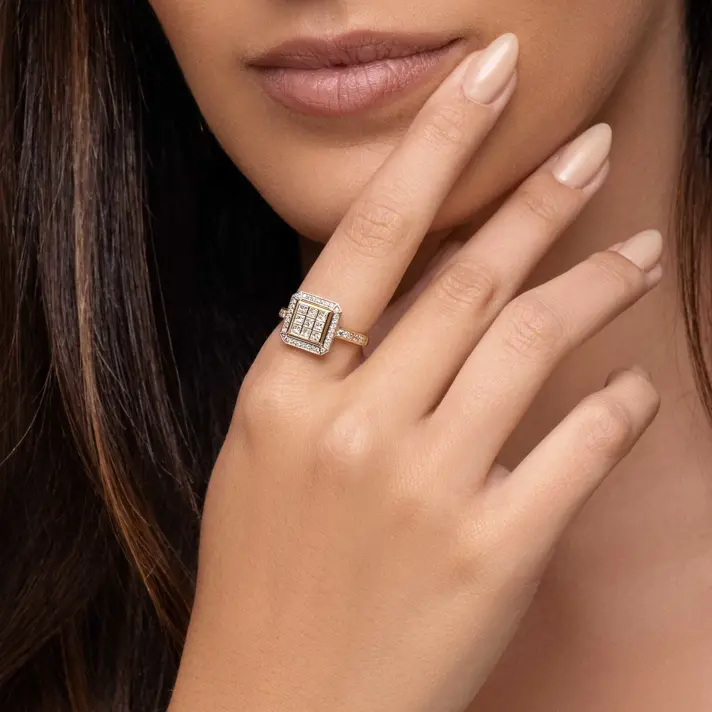 טבעת זהב משובצת יהלומי פרינסס יוקרתיים