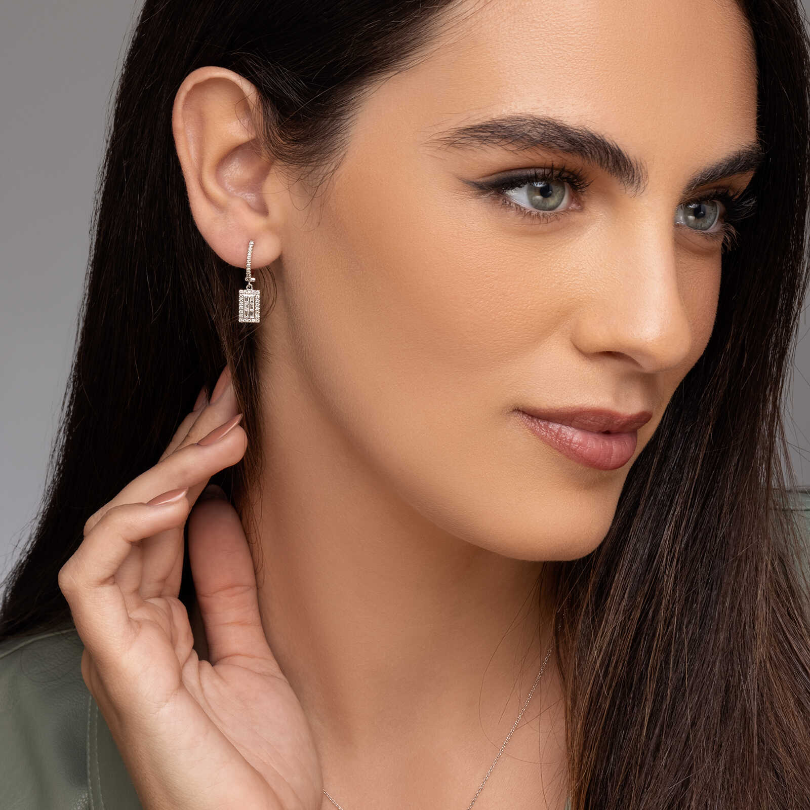 עגילי זהב מלבניים בשיבוץ יהלומים