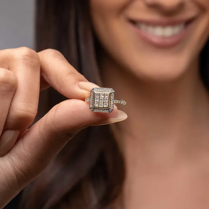 טבעת זהב משובצת יהלומי פרינסס יוקרתיים