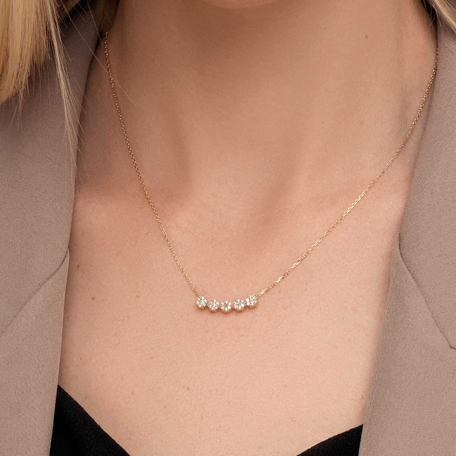 שרשרת זהב עם 5 פרחי יהלומים