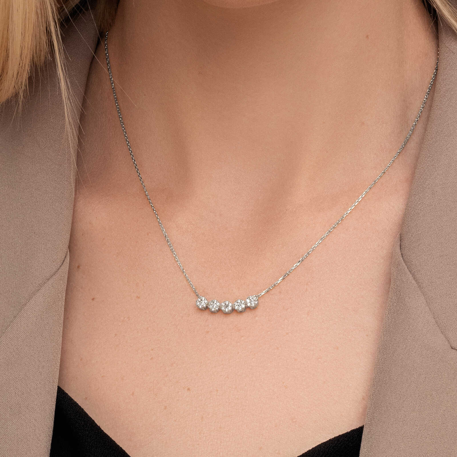 שרשרת זהב עם 5 פרחי יהלומים