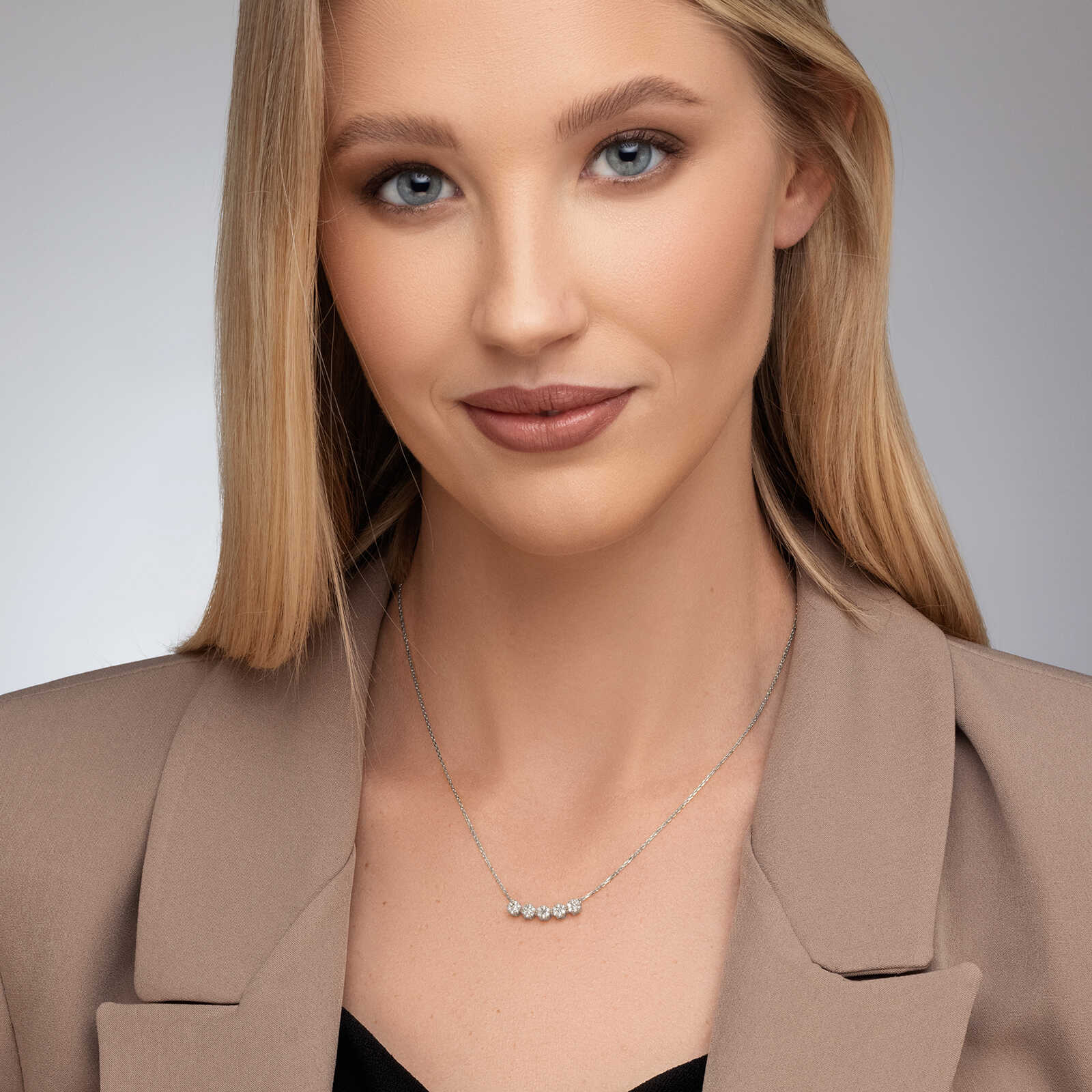 שרשרת זהב עם 5 פרחי יהלומים