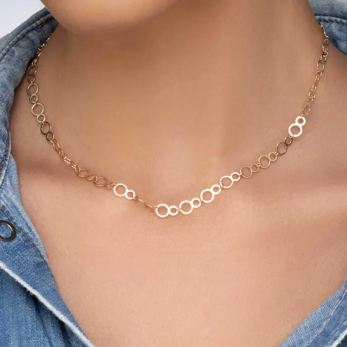 שרשרת זהב עם חוליות בצורת הספרה 8