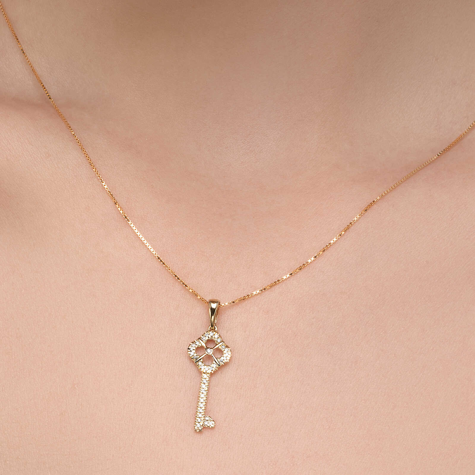 תליון KEY משובץ יהלומים