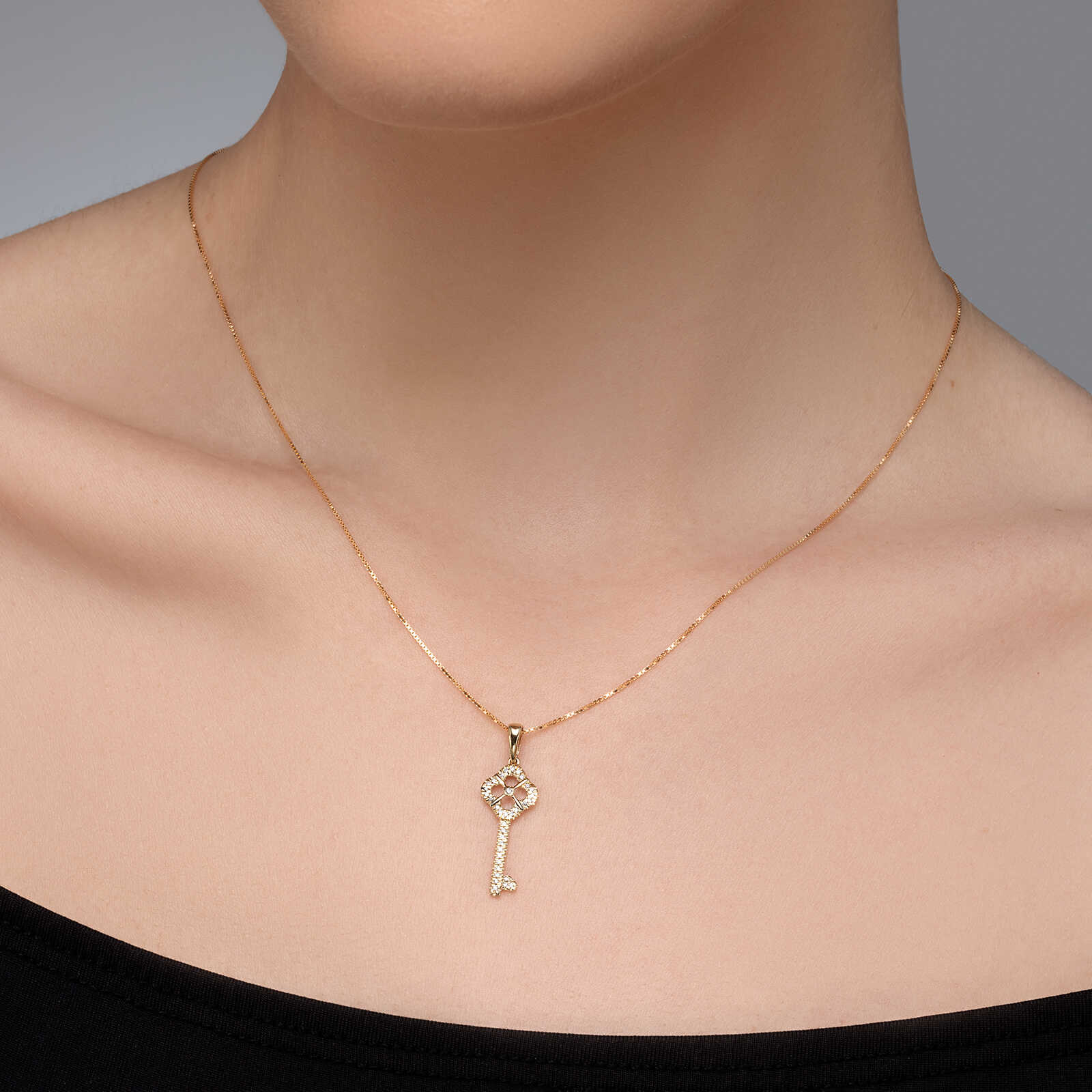 תליון KEY משובץ יהלומים