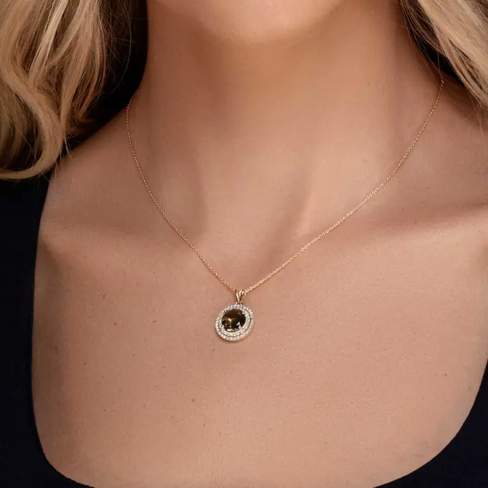 תליון זהב משובץ באבן סמוקי קוורץ מוקפת שני מעגלי יהלומים