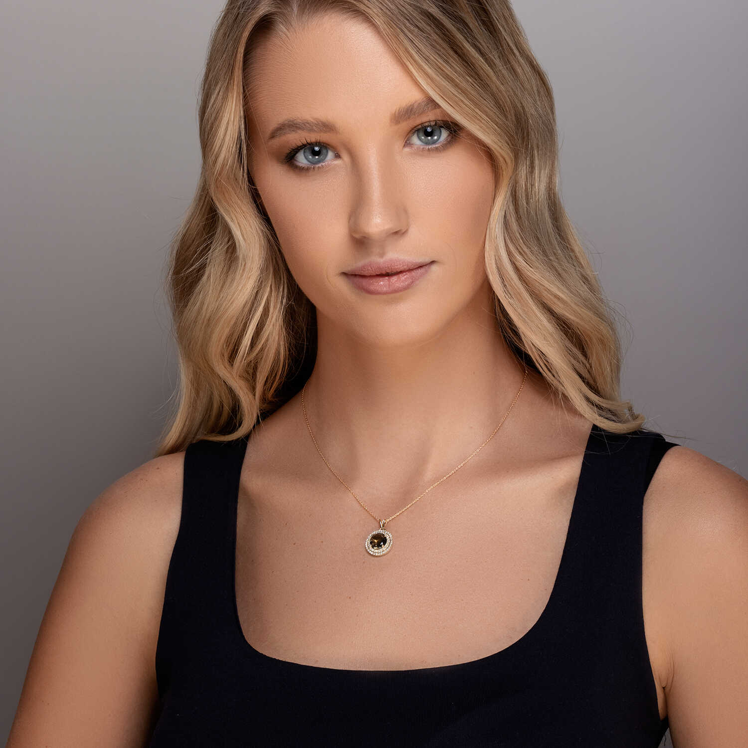 תליון זהב משובץ באבן סמוקי קוורץ מוקפת שני מעגלי יהלומים