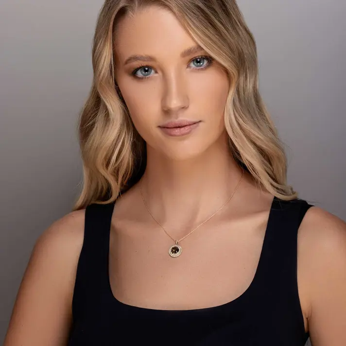 תליון זהב משובץ באבן סמוקי קוורץ מוקפת שני מעגלי יהלומים