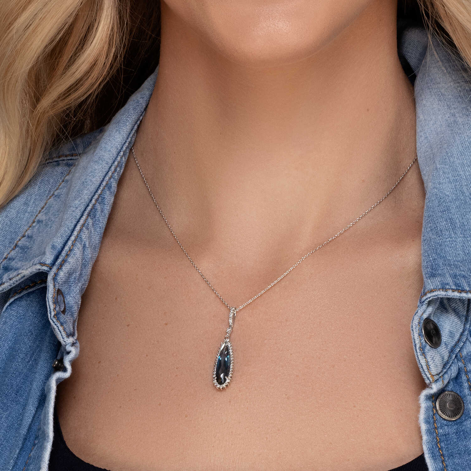 תליון טיפה בזהב משובץ בלו לונדון ויהלומים