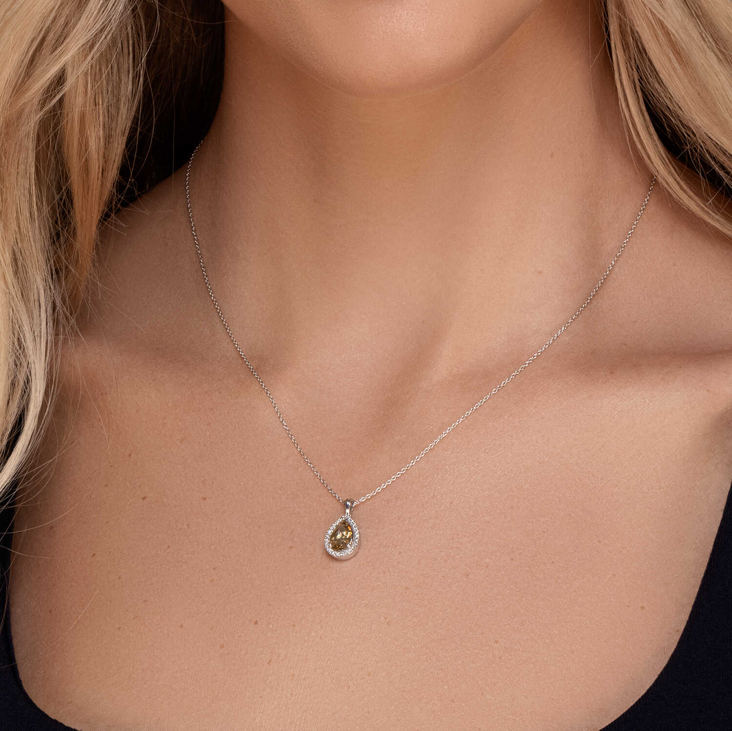 תליון זהב משובץ ביהלום צבעוני FANCY יוקרתי בחיתוך טיפה