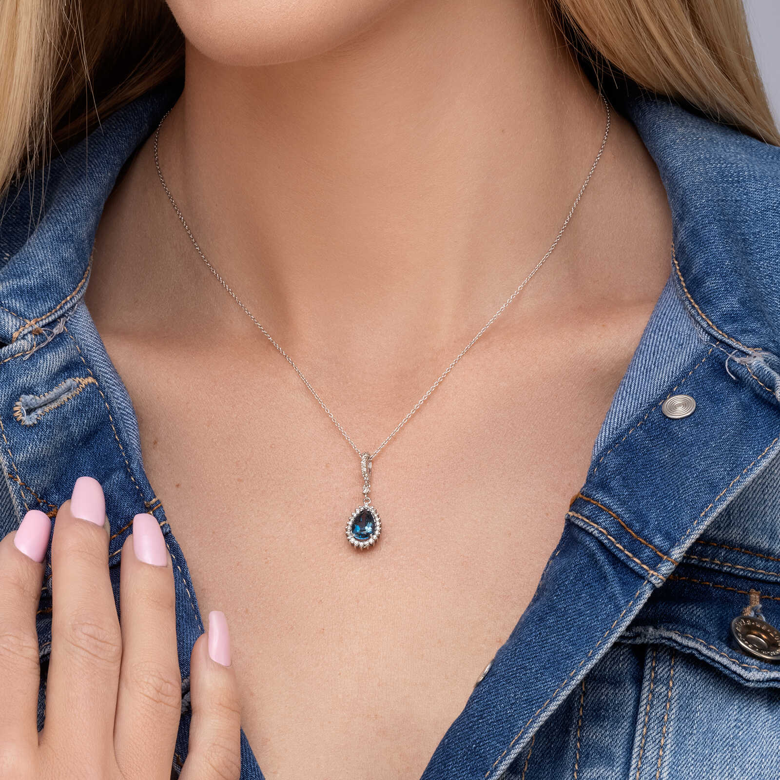 תליון זהב משובץ בלו לונדון ויהלומים