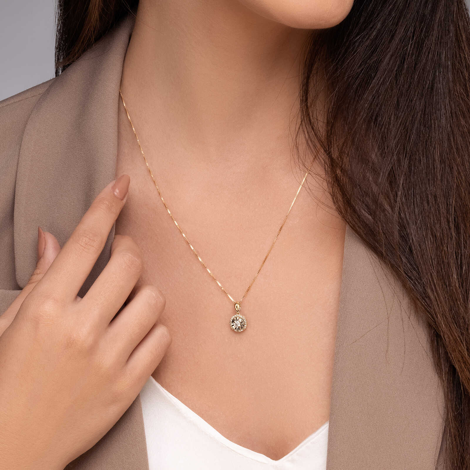 תליון זהב משובץ יהלומים נוצצים