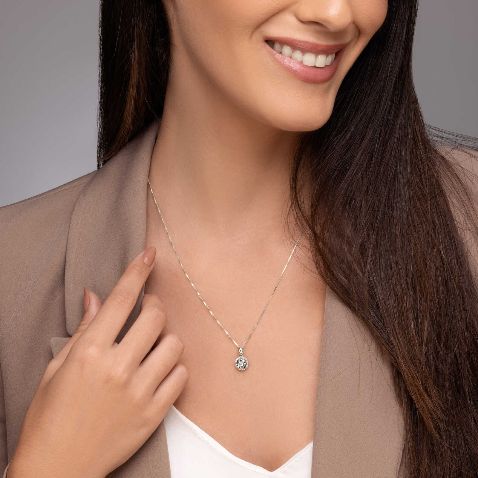 תליון זהב משובץ יהלומים נוצצים