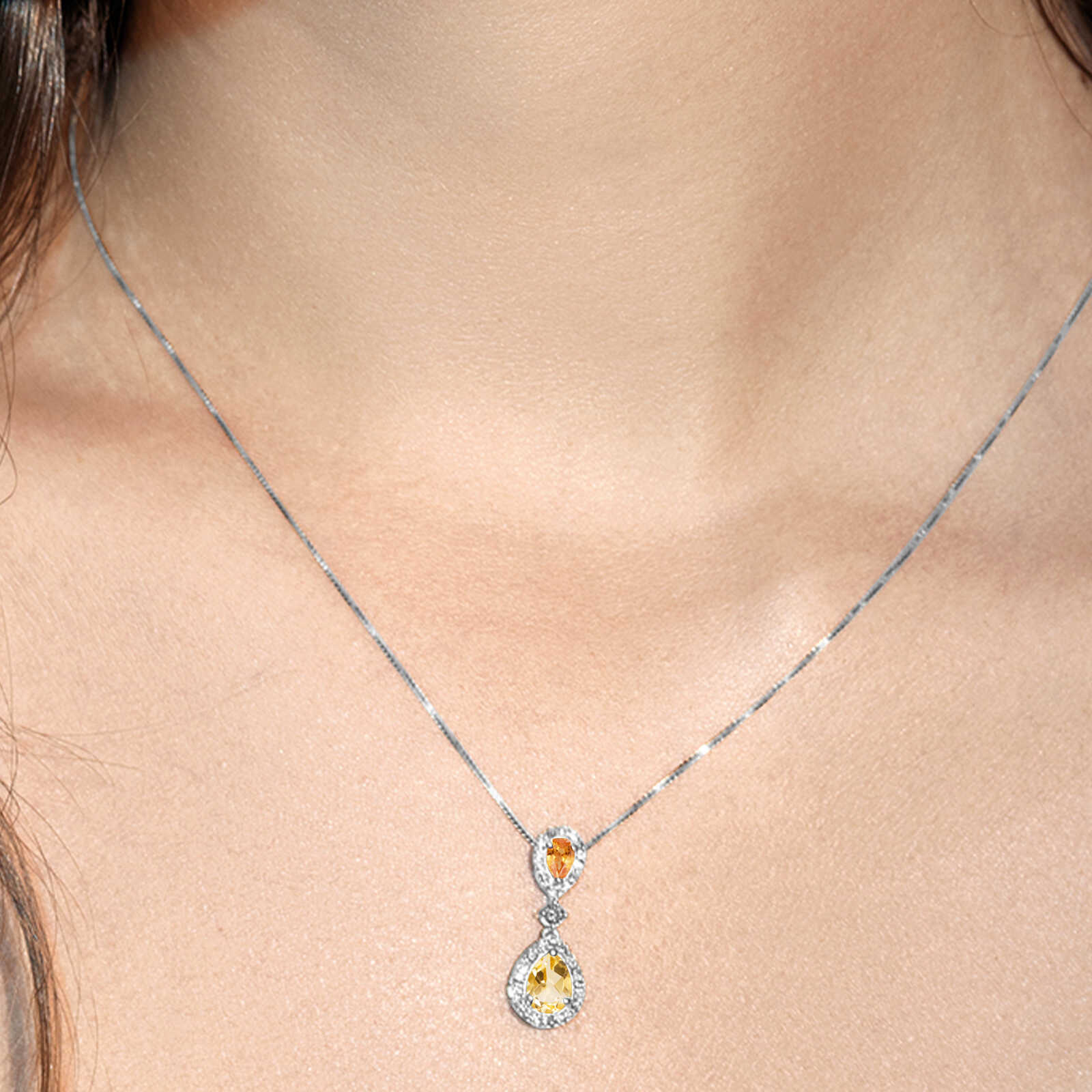 תליון זהב עם שתי טיפות סיטרין וספיר אחת מעל השניה מוקפות יהלומים