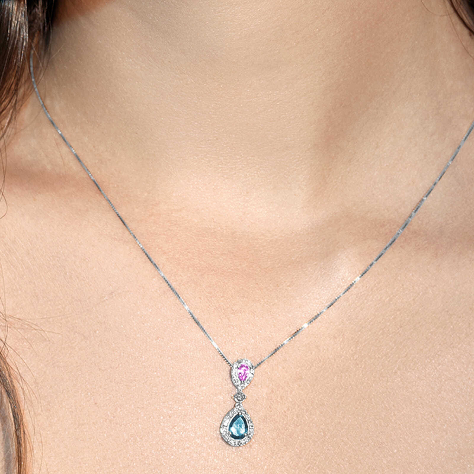 תליון זהב עם שתי טיפות בלו לונדון וספיר אחת מעל השניה מוקפות יהלומים