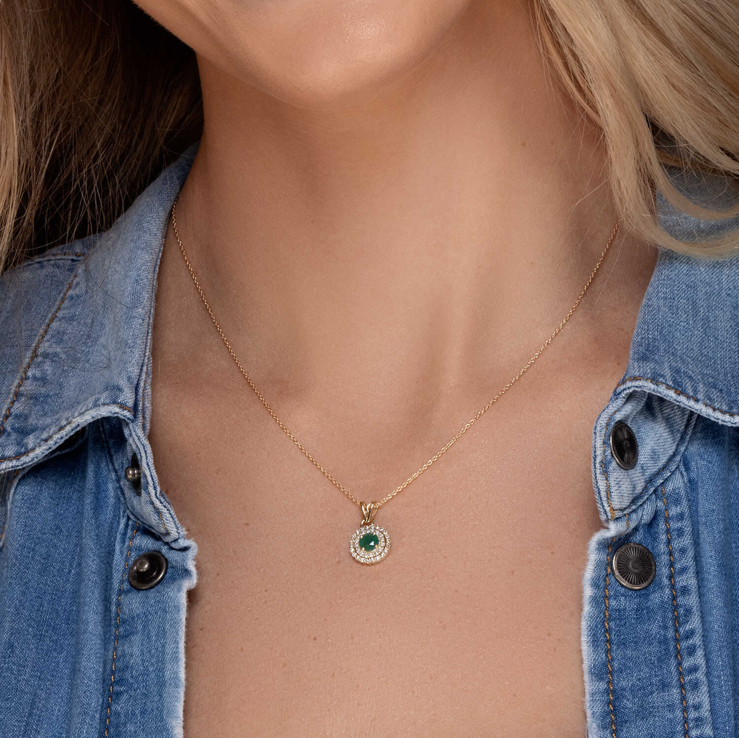 תליון זהב משובץ באבן אמרלד מוקפת שני מעגלי יהלומים